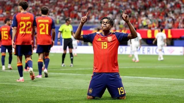 Lamine Yamal celebra el seu gol en solitari després de ser felicitat pels seus companys a l’Espanya - Aràbia Saudita d’Atlanta.