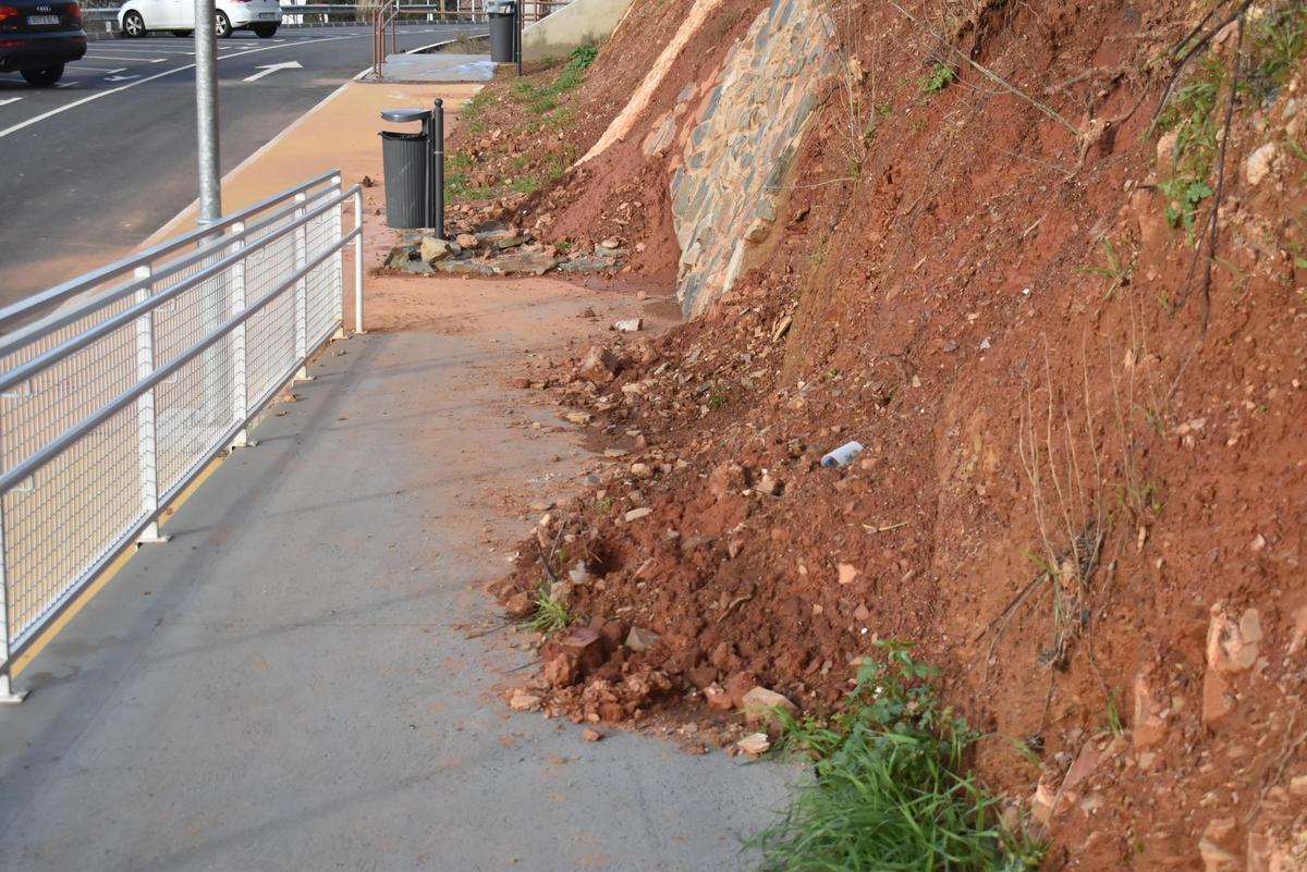 Galería | Parte de un terraplén cae sobre la pasarela del parque del Príncipe