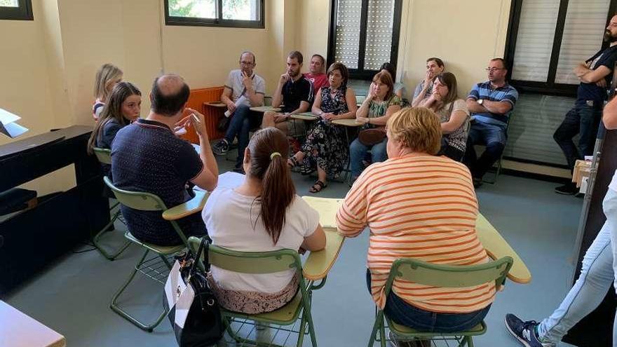 Paz Pérez, Begoña Blanco y Raquel Lorenzo se reunieron con padres de alumnos del centro musical.