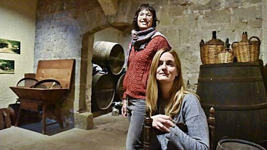Per l&#039;esquerra, Mireia Vila i Eva Farré, a la Casa de la Culla de Manresa, seu de la DO Pla de Bages