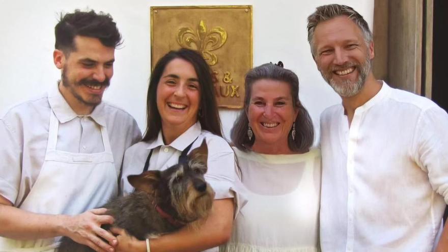 Manuel Vargas, a la izquierda, junto a su esposa y los responsables de La Donaira