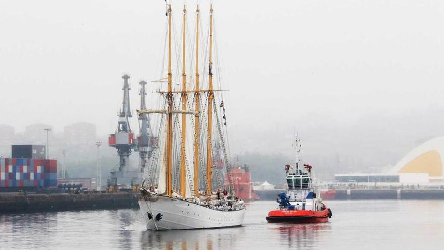 El &quot;Creoula&quot; abandona los muelles de Avilés, en una imagen de archivo.