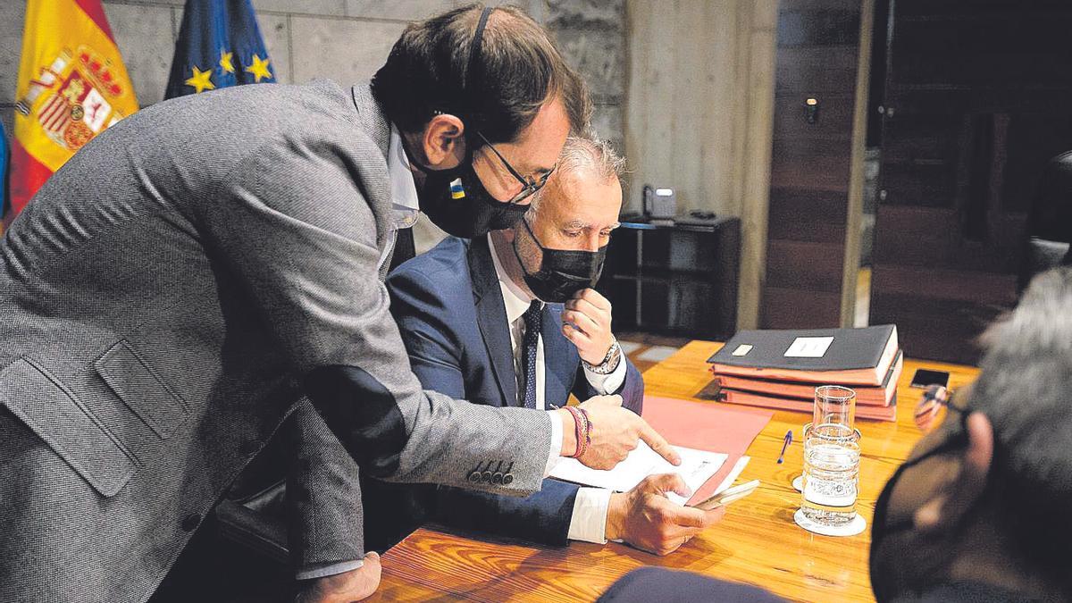 Antonio Olivera y Ángel Víctor Torres en una reunión del Consejo de Gobierno.