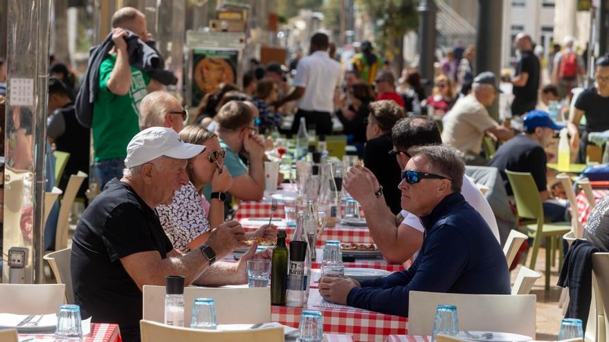 La hostelería de Alicante rechaza sumarse a la «moda» de cobrar por atender en las terrazas