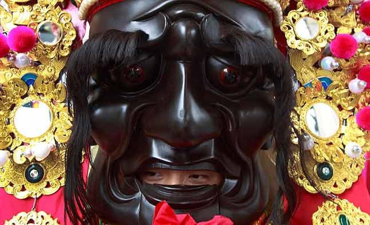 Un home porta una vestimenta religiosa durant el festival Songshan Matsu, en honor a la deessa del mar Matsu, a Taipei (Taiwan).