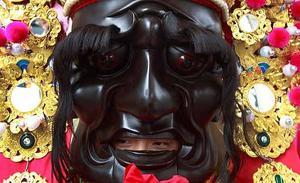 Un home porta una vestimenta religiosa durant el festival Songshan Matsu, en honor a la deessa del mar Matsu, a Taipei (Taiwan).