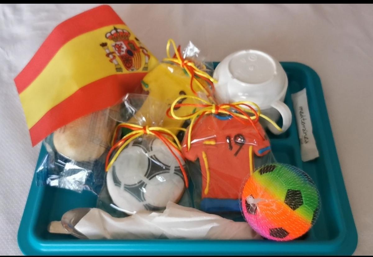 Bandeja con el desayuno de 'La Roja' que estos días reciben los pacientes pediátricos del Hospital de Valme.