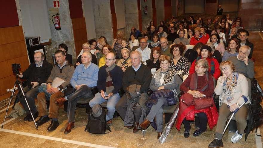 Asistentes ao acto &quot;O feminismo hoxe. Xuntas e fortes&quot;, que se celebrou no Club FARO. // R. Grobas