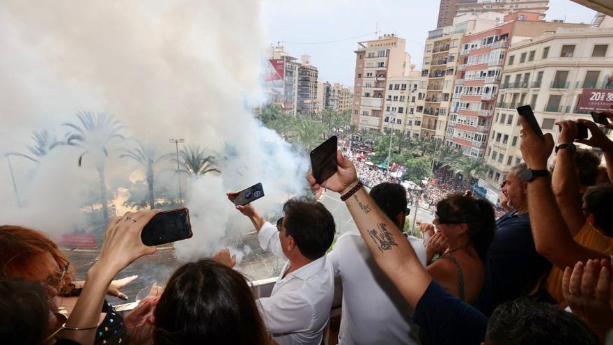 Así se vive una mascletá desde un balcón de Luceros