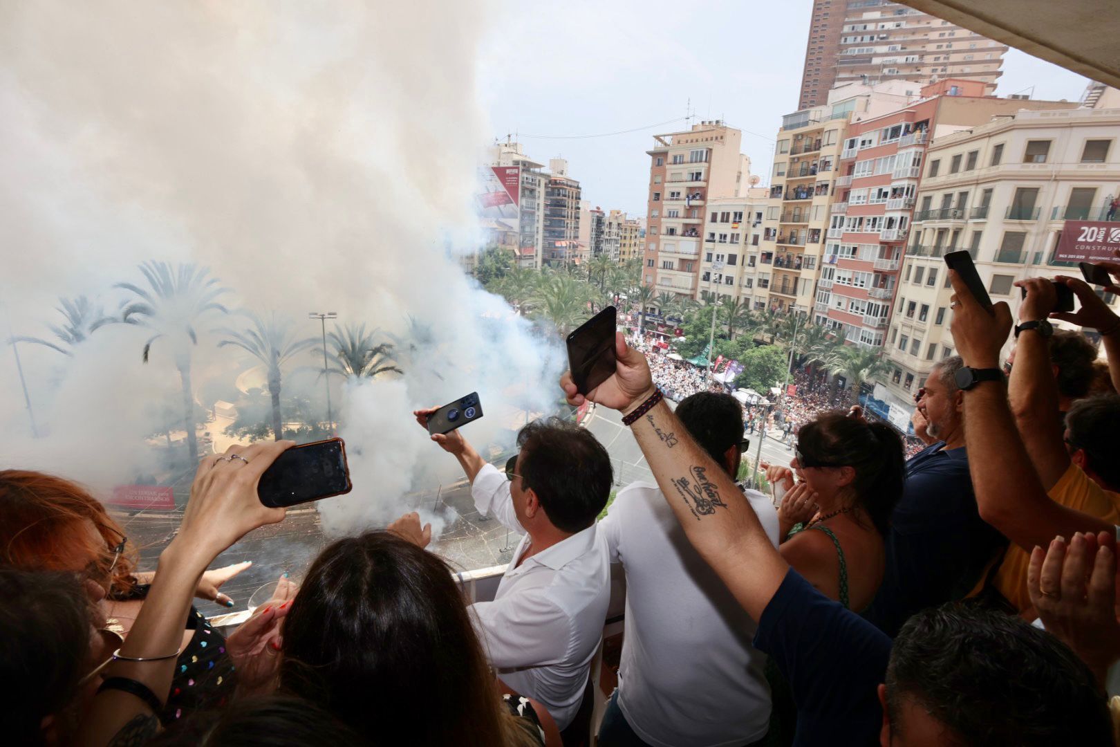 Así se vive una mascletá desde un balcón de Luceros