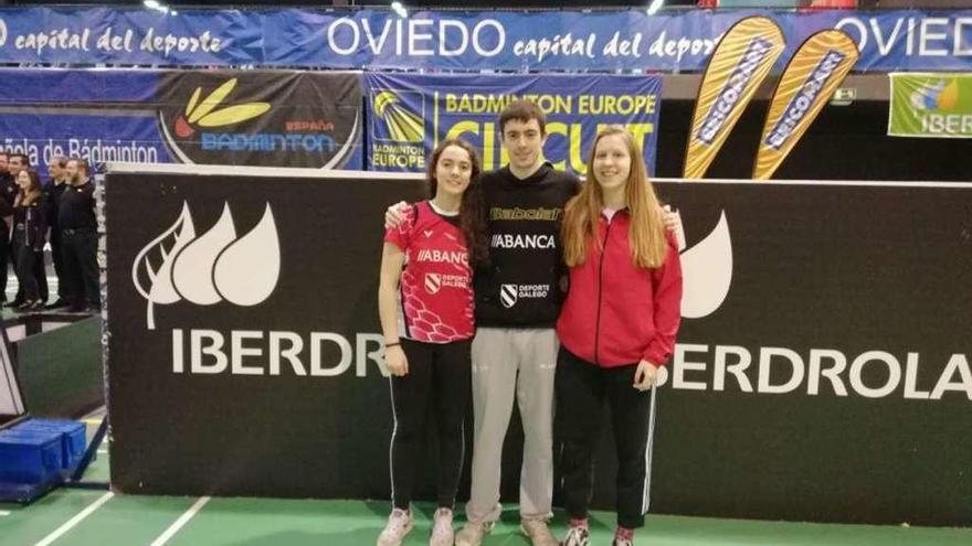 Carbón, Sanluis y Andreu posan en el pabellón ovetense donde tuvo lugar la competición.