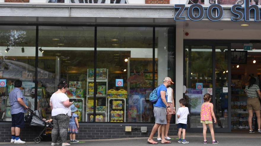 Colas frente al Zoo de Londres, que ha reabierto este lunes