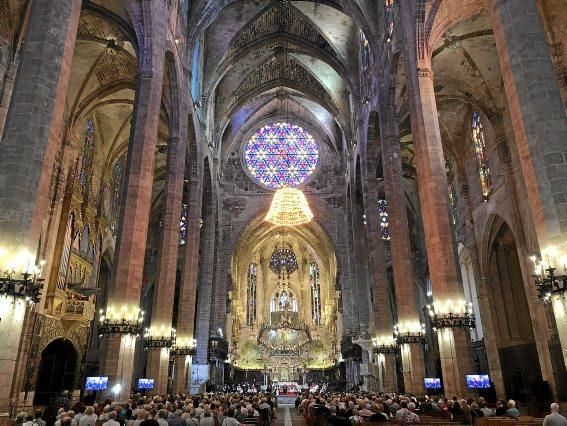 Margot Käßmann predigt in der Kathedrale von Palma de Mallorca.