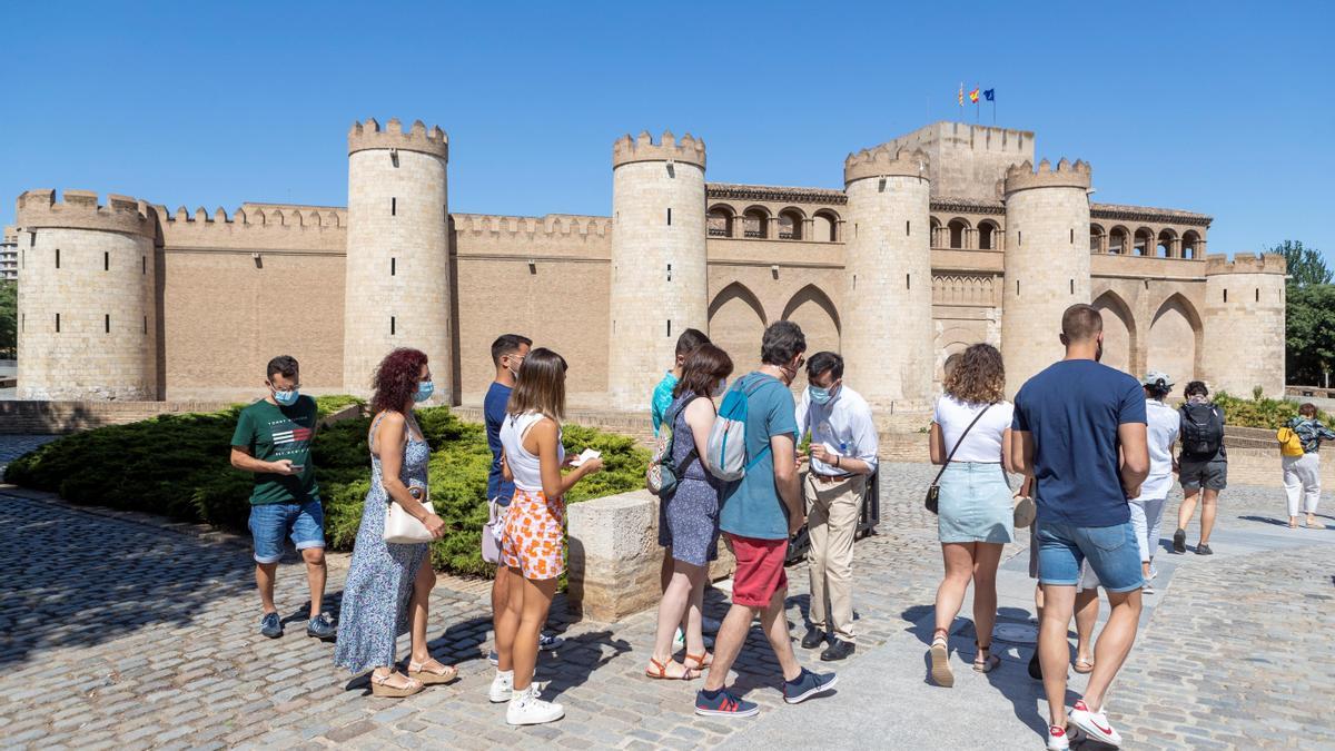 Turistas, en julio del año pasado,  de visita en la Aljafería, Zaragoza.