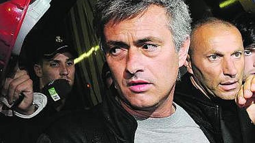 Mourinho, a la llegada del Inter al aeropuerto de Barajas.