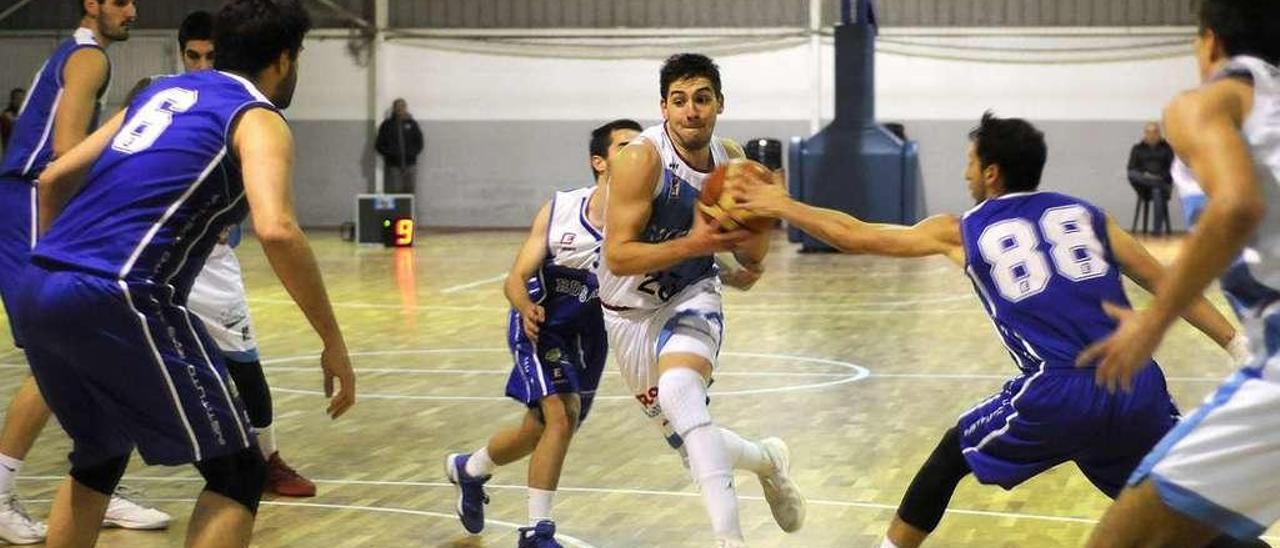 Brais Losada intenta una penetración rodeado de contrarios en el partido del miércoles. // Bernabé/Javier Lalín