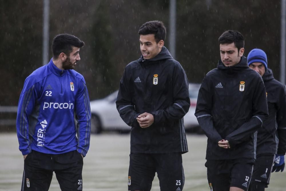 Entrenamiento a puerta cerrada del Real Oviedo en El Requexón con la novedad de la incorporación de Borja Domínguez