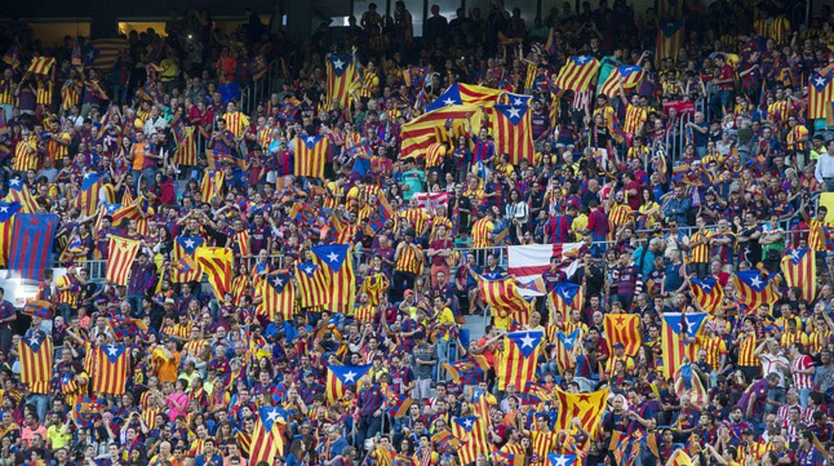 decenas-aficionados-azulgranas-exhiben-sus-estelades-camp-nou-durante-final-copa-rey-entre-athletic-barcelona-pasado-junio-1434976081846