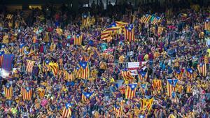 decenas-aficionados-azulgranas-exhiben-sus-estelades-camp-nou-durante-final-copa-rey-entre-athletic-barcelona-pasado-junio-1434976081846