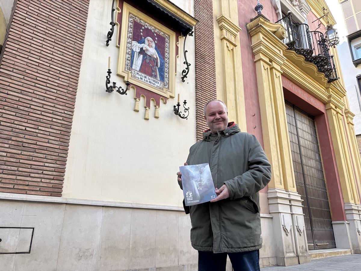 José Ramón Rodríguez, con un ejemplar del segundo número del Cuaderno Cofrade, ante el oratorio de las Penas.
