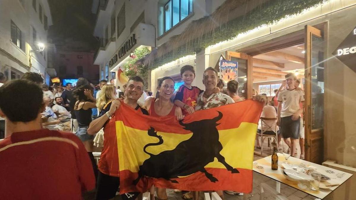 Un golpe a su avión deja a un vecino de Plasencia en Menorca para ver la final del Mundial con su ahijado.