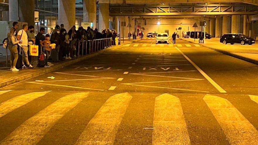 Colas en horario nocturno para coger un taxi en el aeropuerto de Alicante-Elche, en una imagen tomada el pasado mes de mayo 