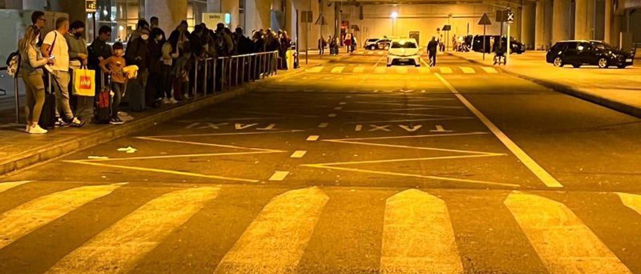 Colas en horario nocturno para coger un taxi en el aeropuerto de Alicante-Elche, en una imagen tomada el pasado mes de mayo. | INFORMACIÓN