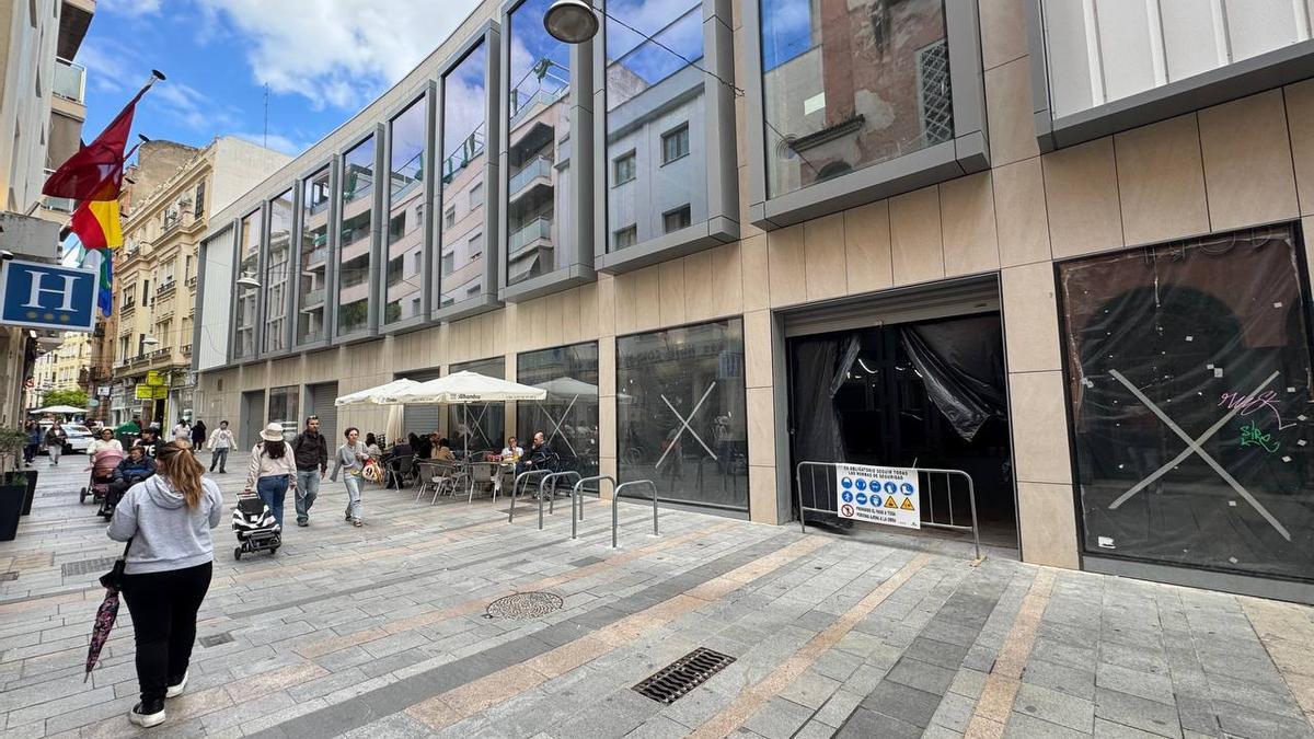 Retomados los trabajos en el futuro centro comercial de la calle Jesús y María.