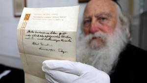 Una de las dos notas de Albert Einstein, subastadas en Jerusalén este martes.