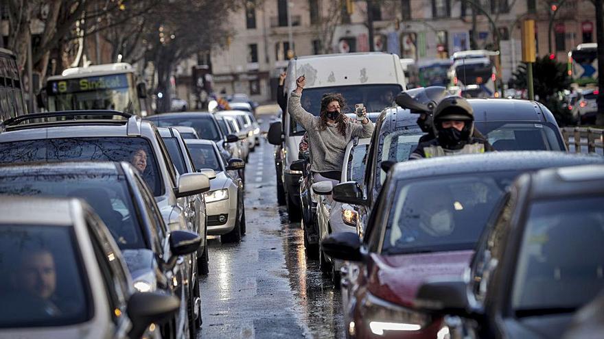 La caravana motorizada a su paso por las Avenidas.