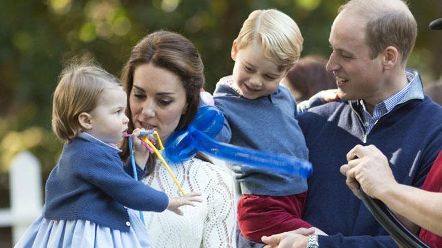 Boda de Inglaterra: El príncipe Jorge y la princesa Carlota, pajes en la boda real