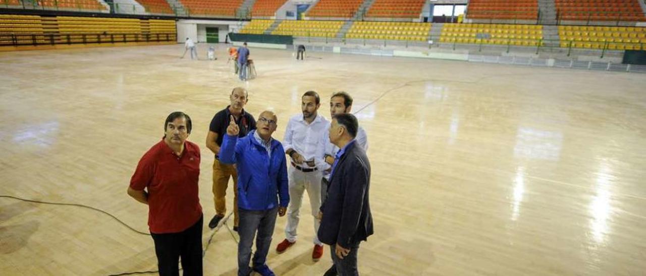 El presidente de la DIputación, Manuel Baltar, con consejeros del COB en una visita al Paco Paz. // Brais Lorenzo