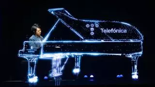 El pianista chino Lang Lang celebra el centenario de Telefónica en el Liceu con la ayuda de drones y hologramas