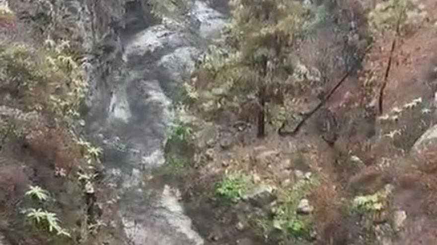 El agua de lluvia corre por Tijarafe (La Palma)