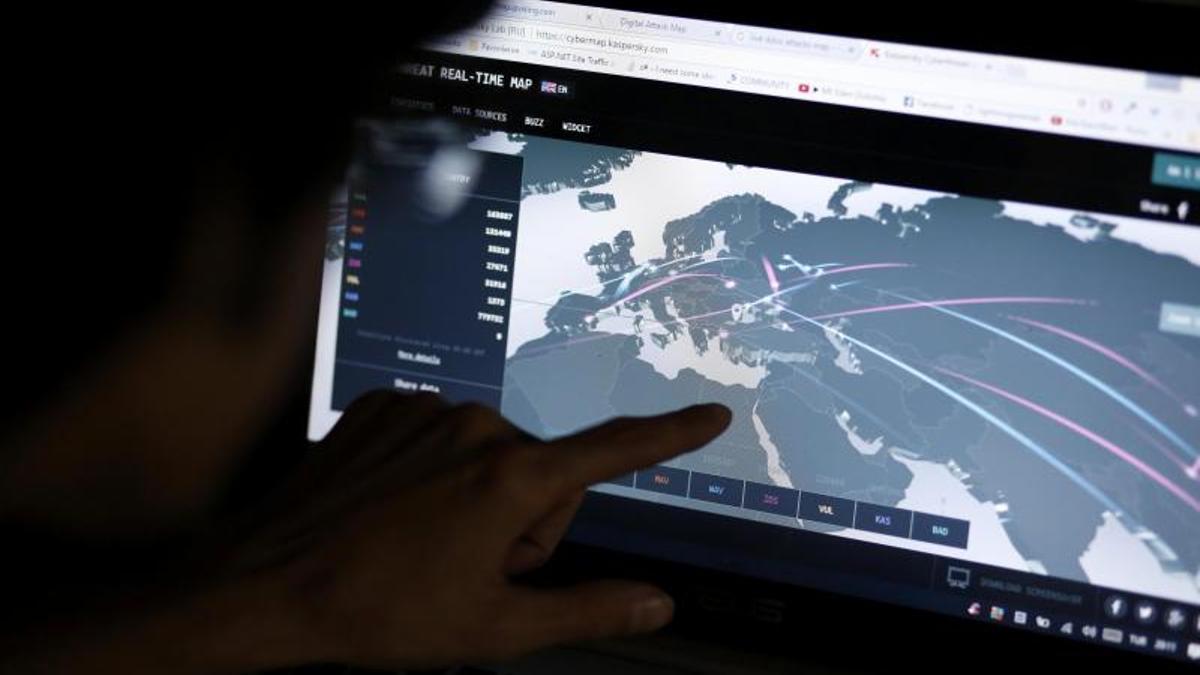 Un ingeniero revisa un mapa durante un ciberataque a oficinas turcas en 2017