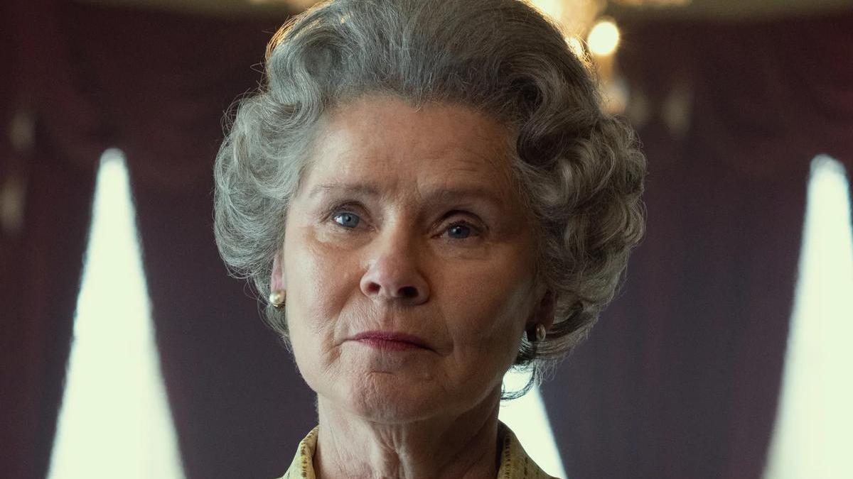 Imelda Staunton interpreta a la difunta reina en la temporada 5 de «The Crown»