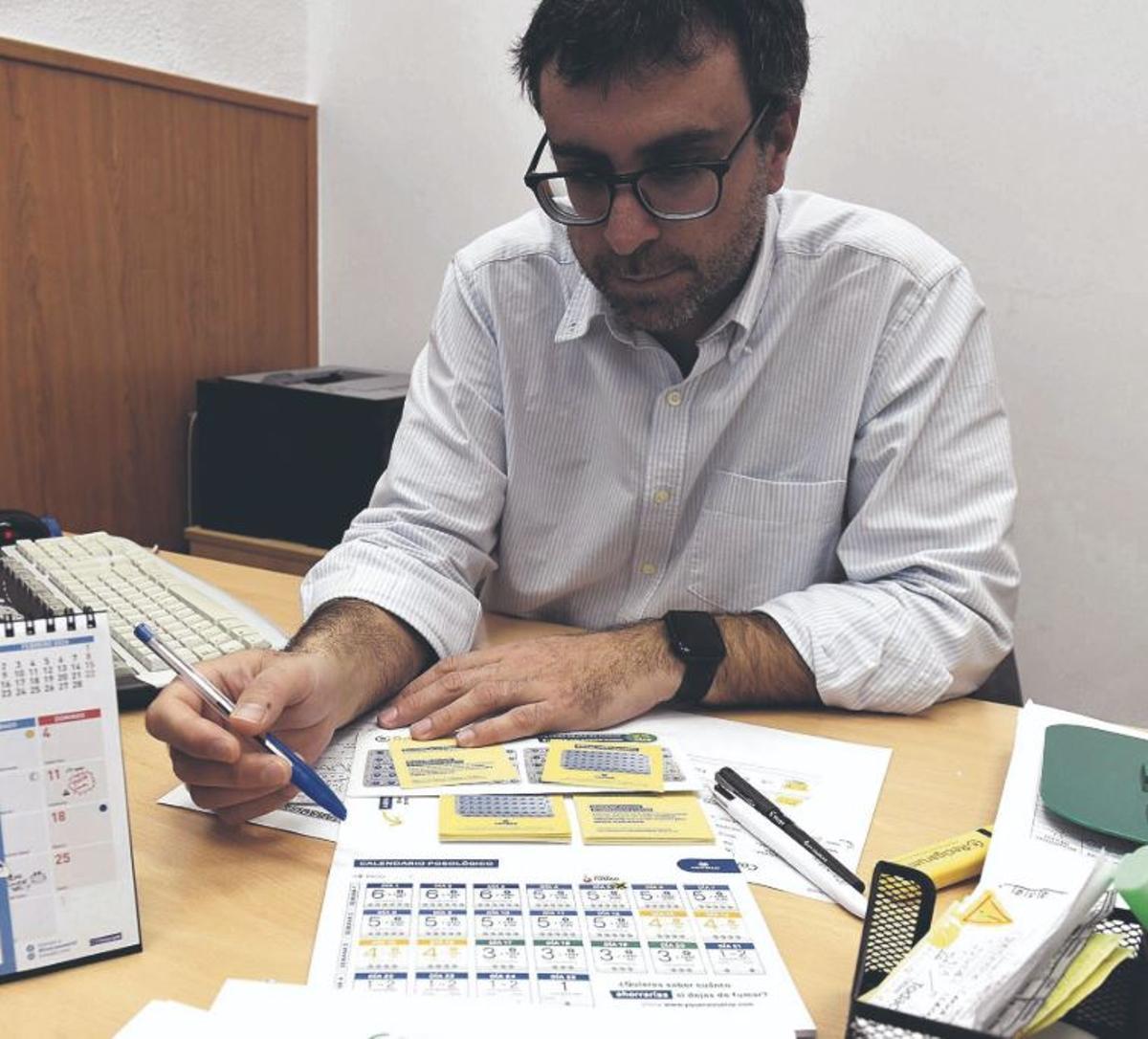 El doctor Antonio Madrid atiende a La Opinión en la Consulta de Deshabituación Tabáquica de Murcia