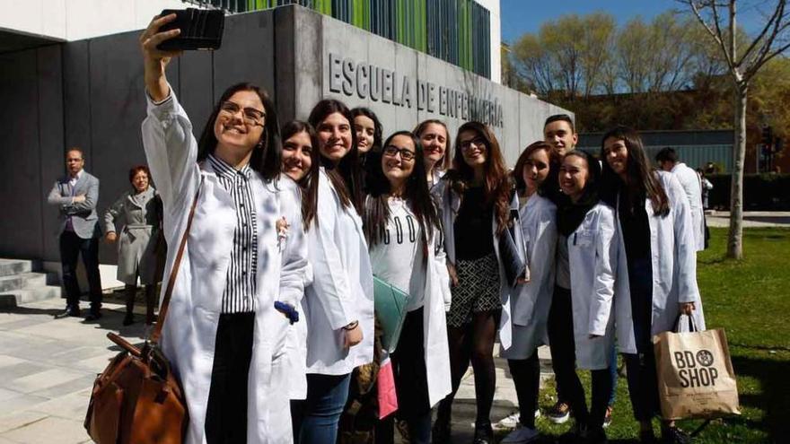 Alumnos universitarios de Enfermería se fotografían frente al nuevo edificio del Campus.