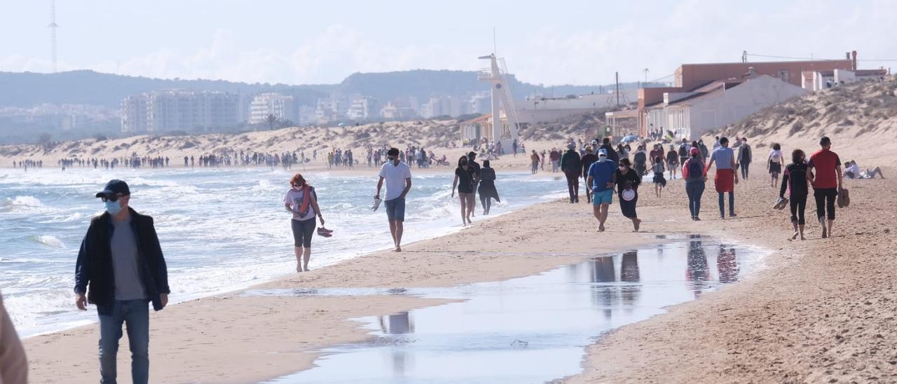 Imagen de la playa del Pinet con centenares de ilicitanos ante el cierre perimetral