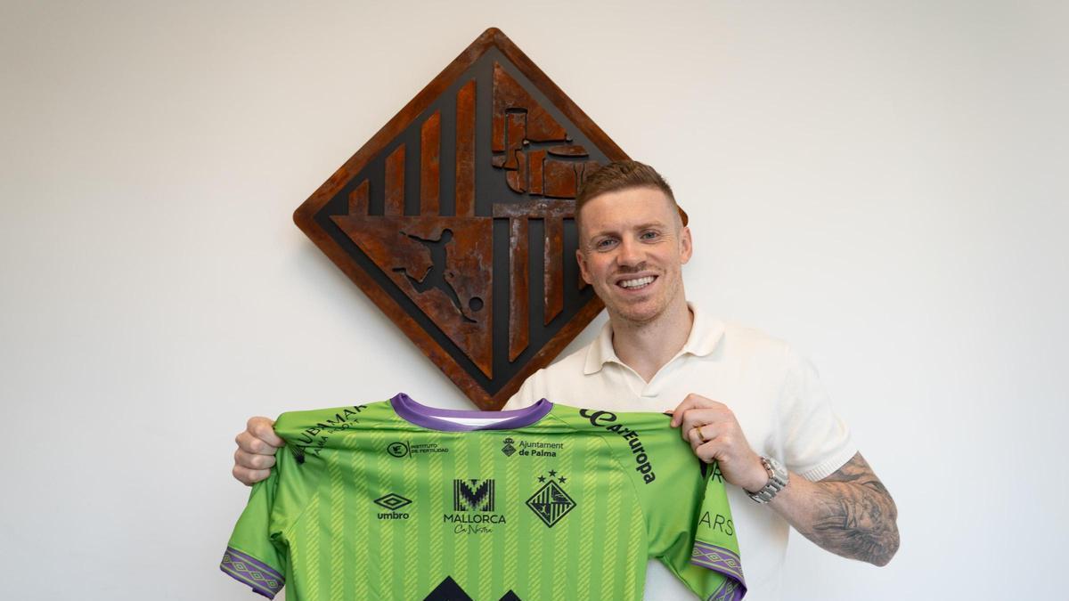 Júlio Zanotto posa con la camiseta del Palma Futsal