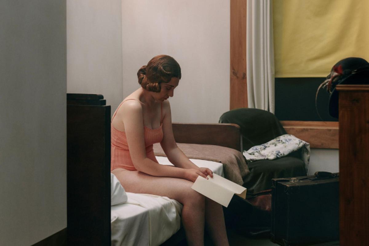 Andrés Gallego expone en la Llotja del Cànem 'Pensé que estaba a solas' y protagonizará el Photobook Club el día 13.