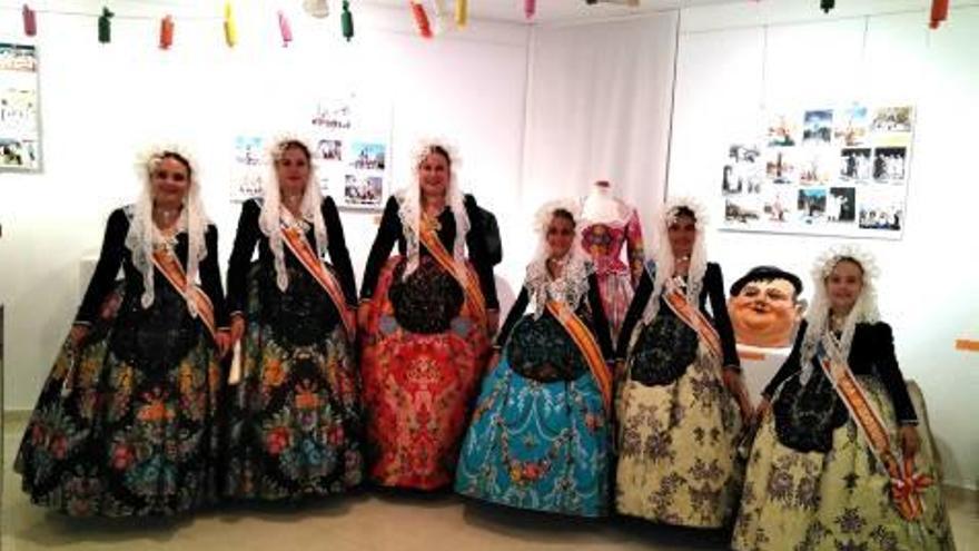 Las Belleas del Foc mayor e infantil y sus damas en la inauguración ayer de la exposición del 50 aniversario.