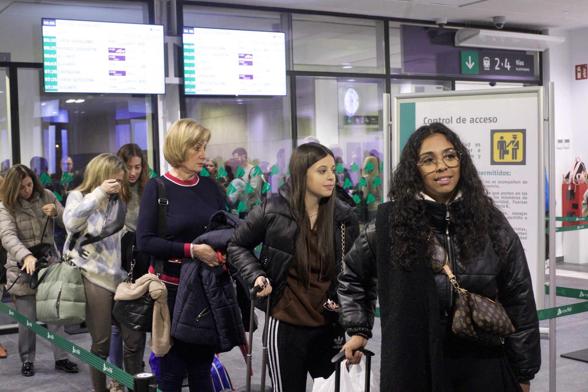 Así ha sido el primer día del AVE Murcia-Madrid y de Cercanías Avant en la estación del Carmen