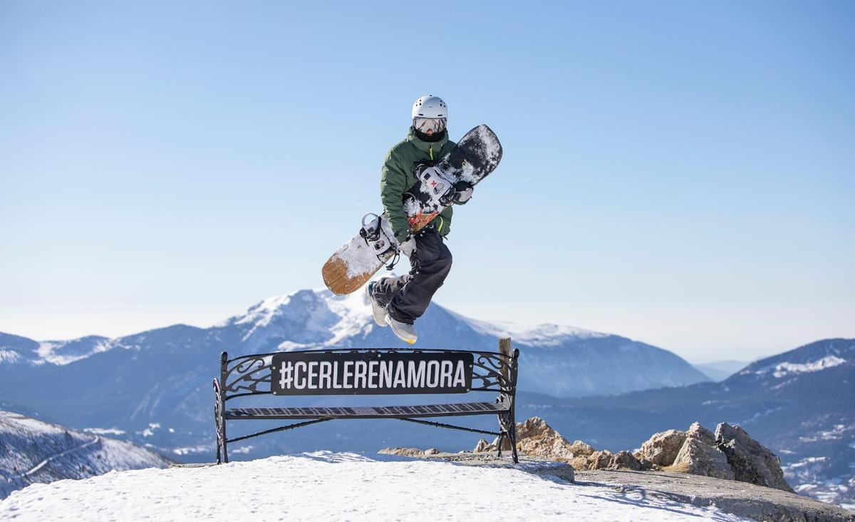 Snowboarder en la cima de la montaña del estación de Cerler en el Valle de Benasque