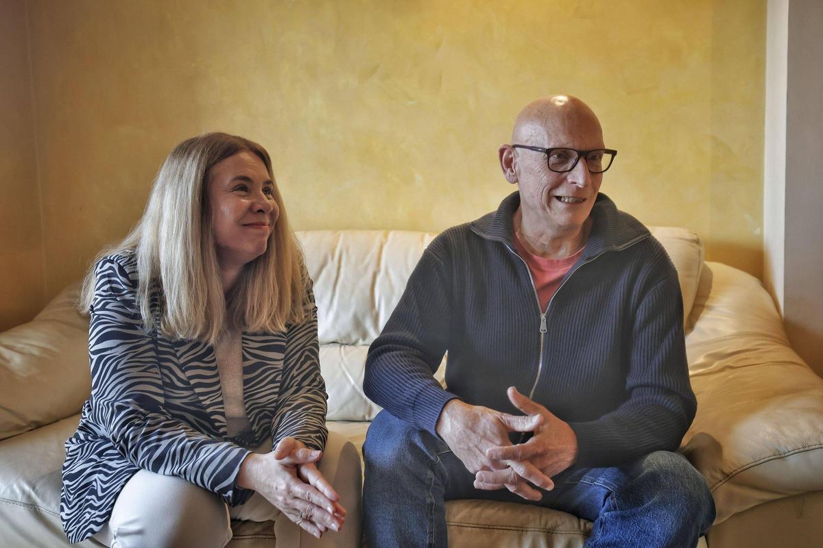 María Castro y Alfonso Suárez explican, en el salón de la vivienda, el proyecto.