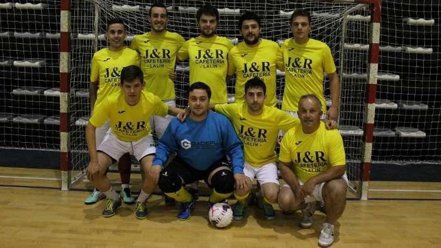 El Bar J&amp;R es segundo en la Primera División del torneo.