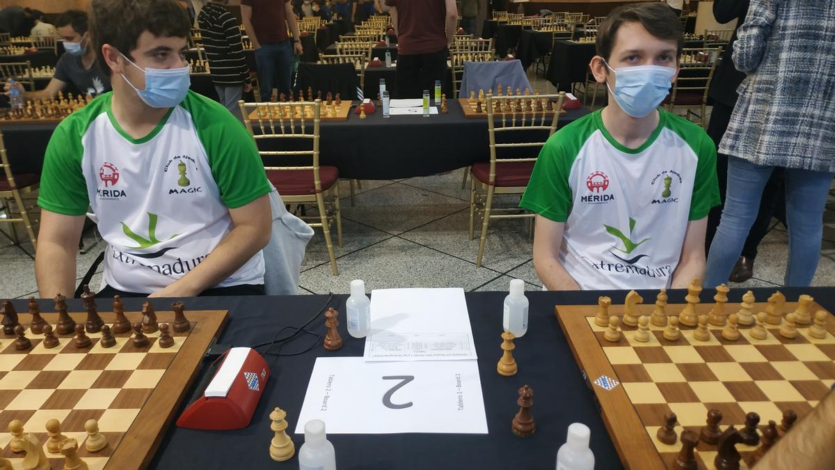 Los ajedrecistas del Magic Oparin y Jaime Santos Latasa, momentos antes de comenzar una partida.