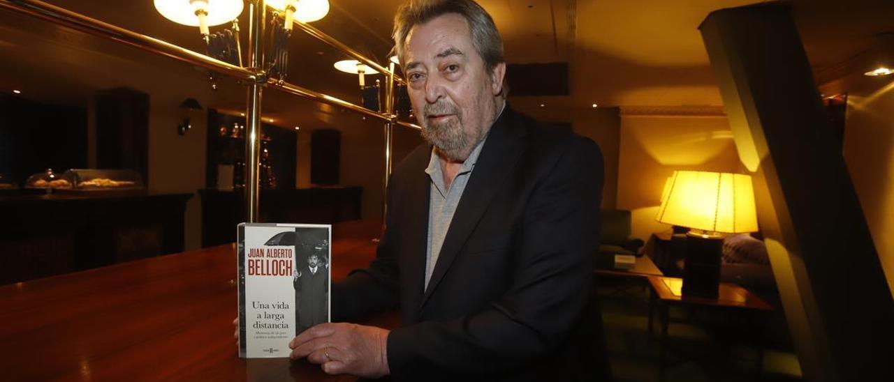 Belloch, con un ejemplar de sus memorias