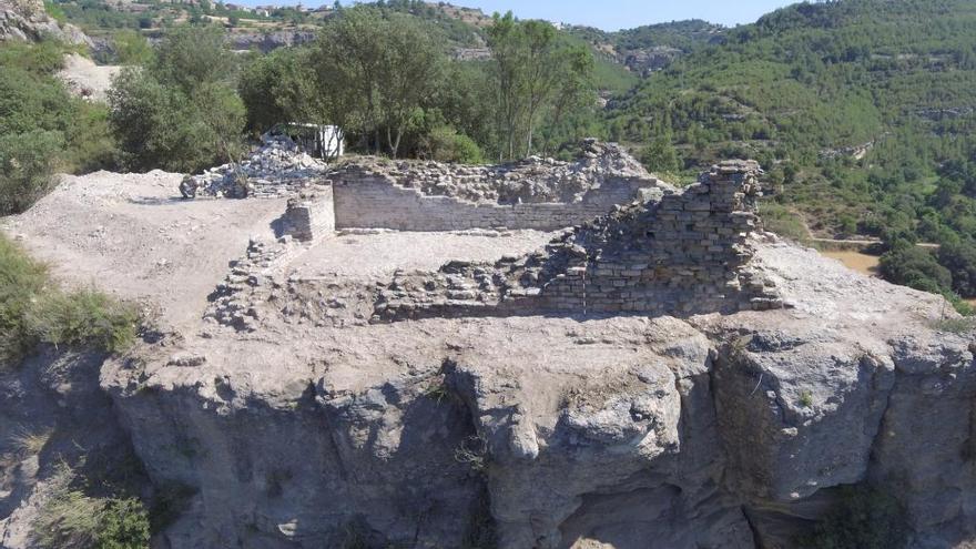 Vista aèria de les restes de l&#039;església romànica de Santa Maria de Calders, que s&#039;ha posat al descobert