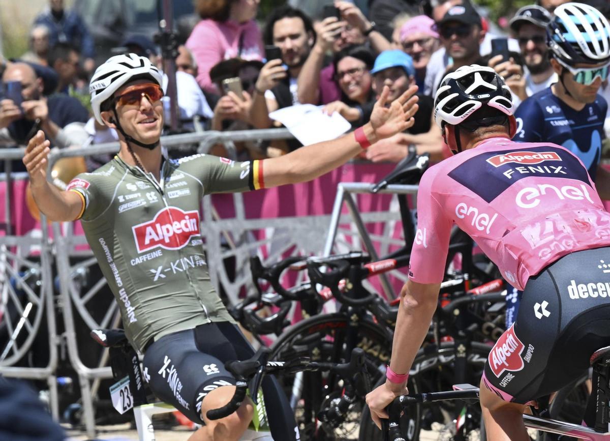 Avola (Italy), 10/05/2022.- Belgian rider Dries De Bondt (L) of Alpecin-Fenix team greets Dutch teammate and overall leader Mathieu Van Der Poel (R) before the start of the fourth stage of the 105th Giro d’Italia cycling tour, a race over of 172 km from Avola to Etna-Nicolosi, Italy, 10 May 2022. (Ciclismo, Italia) EFE/EPA/MAURIZIO BRAMBATTI